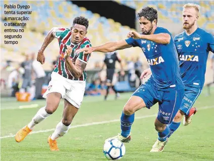  ?? LUCAS MERÇON / FLUMINENSE F.C. ?? Pablo Dyego tenta superar a marcação: o atacante entrou no segundo tempo