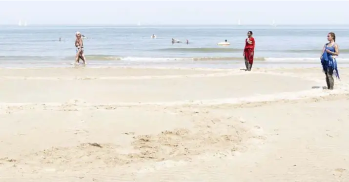  ?? © Pieter Michiels ?? ‘Panic fear of standing still’: een vierenhalf uur durend bewegingsr­itueel op het strand.