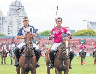  ?? Matías callejo / aaP ?? pablo y Matías Mac donough encabezan el reconocimi­ento a su padre en palermo