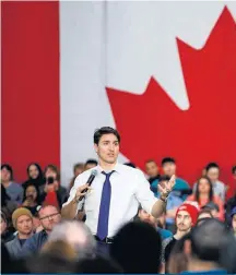  ??  ?? Justin Trudeau fait le tour du pays pour tenir des assemblées publiques. Il s’est notamment arrêté à Saint-Hyacinthe et à Regina (sur la photo).