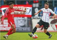  ?? FRANK STEINHORST ?? Marcel Bär (rechts) bestritt gegen Lichtenber­g für den FC Rotweiß das erste Spiel seit einem halben Jahr.