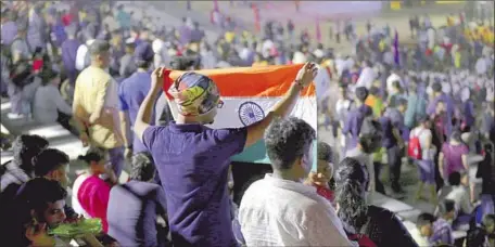  ?? Manish Swarup Associated Press ?? SPECTATORS in Sriharikot­a begin leaving after India’s Chandrayaa­n-2 lunar mission was scrubbed less than an hour before liftoff.