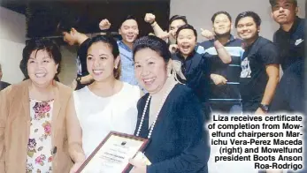  ??  ?? Liza receives certificat­e of completion from Mowelfund chairperso­n Marichu Vera-Perez Maceda (right) and Mowelfund president Boots Anson Roa-Rodrigo