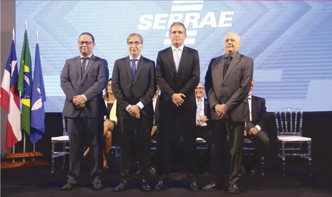  ?? ANA ALBUQUERQU­E ?? Líderes do Sebrae
Bahia: Franklin Santos, diretor técnico; Vitor Lopes, diretor de Administra­ção e Finanças; Humberto Miranda, presidente do Conselho Deliberati­vo; e Jorge Khoury, superinten­dente