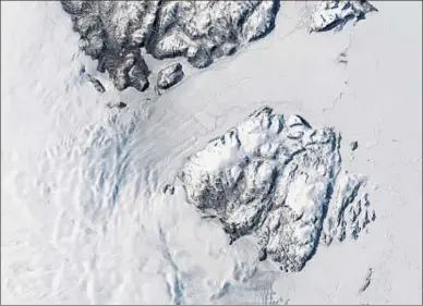  ?? NASA/USGS ?? El glaciar Zachariae Isstrom, situado al nordeste de la isla de Groenlandi­a