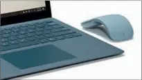  ??  ?? Microsoft bietet einiges an Surfacespe­zifischem Zubehör – unter anderem eine Maus und einen Eingabesti­ft.