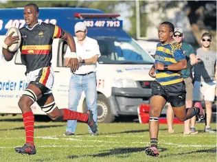  ?? Picture: MARK ANDREWS ?? CATCH ME IF YOU CAN: Phila Layiti from Buffs surges ahead as he makes his way to the tryline against Police on Saturday in East London