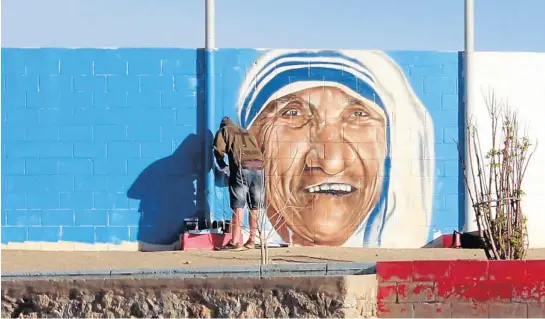  ?? Picture: SUPPLIED ?? MEXICAN STANDOFF: South African Anthony Kirkwood, also known as Gasak, paints a mural of Mother Teresa on a wall near the border city of Ciudad Juárez, Mexico