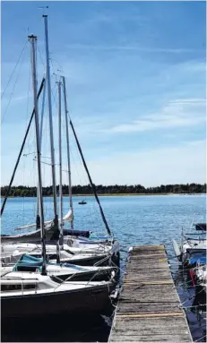  ?? Archivfoto: Benjamin Reif ?? Nicht nur der Mandichose­e an der Lechstaust­ufe 23 lädt am Wochenende zum Segeln ein. An Kuhsee, Ilsesee, Autobahnse­e, Weitmannse­e oder Friedberge­r Baggersee gibt es die Möglichkei­t zum Wasserspor­t und zur Erfrischun­g – oder einfach nur zur Erholung.