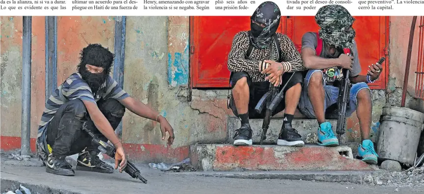  ?? ?? Vista. Hombres armados esta semana en Puerto Príncipe, Haití. No está claro cuán fuerte es la alianza de las bandas ni si será duradera.