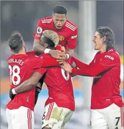  ??  ?? Los jugadores del Manchester celebran uno de los goles al Fulham.