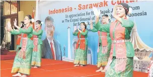  ??  ?? UNIK: Persembaha­n kebudayaan oleh penari dari Indonesia menyerikan Malam Kebudayaan Indonesia-Sarawak di Kuching, malam kelmarin.