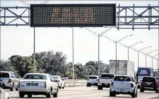  ?? MICHAEL ARES / THE PALM BEACH POST ?? A sign on southbound Interstate 95 near Southern Boulevard in West Palm Beach alerts drivers to expect traffic delays during a recent visit by President Donald Trump.
