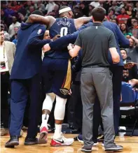  ?? GERALD HERBERT/AP PHOTO ?? NAHAS: Bintang New Orleans Pelicans DeMarcus Cousins dipapah ketika meninggalk­an lapangan Smoothie King Center kemarin.