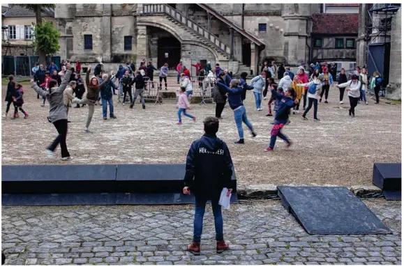  ??  ?? Pierre Corbel, directeur des affaires culturelle­s de la Ville et metteur en scène du spectacle, mène ses troupes. Les bénévoles doivent être prêts pour la première, le samedi 10 juin, à 22 h 30.