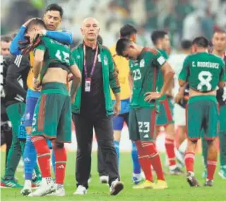  ?? ?? // AFP El equipo mexicano, desolado tras caer eliminado anoche
