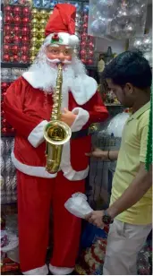  ?? — BUNNY SMITH ?? A Santa Claus mannequin is displayed at a shop ahead of Christmas in New Delhi on Tuesday.