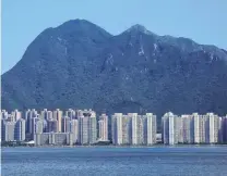  ?? PHOTOS: REUTERS ?? Right up there . . . Ma On Shan peak towers over residentia­l apartments in Hong Kong.