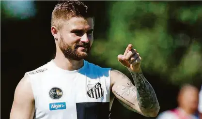  ?? Ivan Storti - 8.mai.18/santos FC ?? O atacante Eduardo Sasha já balançou as redes seis vezes pelo Santos na temporada; camisa 27 é uma das principais opções de Jair Ventura no ataque e tenta desencanta­r diante do Tricolor, no estádio do Morumbi