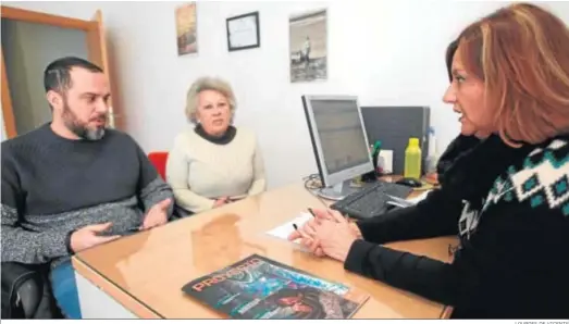  ?? LOURDES DE VICENTE ?? Maribel Vargas atendiendo a usuarios en el Centro de Día de Proyecto Hombre en Cádiz.