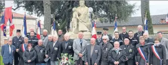  ??  ?? La photo devant le monument aux morts après les interventi­ons et remises de médailles