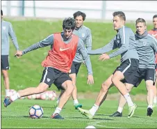  ?? FOTO: JUAN ECHEVERRÍA ?? San José disputa un balón con Saborit en su vuelta al grupo