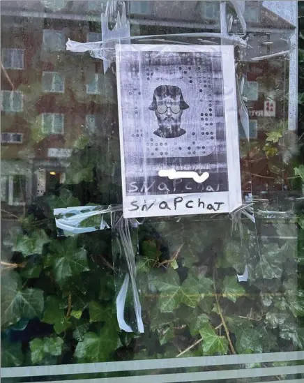  ?? ?? Denne hjemmelave­de plakat er blevet sat op i flere busskure i Aarhus. Foto: Privat