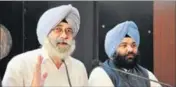  ?? HT PHOTO ?? Aam Aadmi Party leaders HS Phoolka (left) and Himmat Singh Shergill addressing the media in Chandigarh on Tuesday.