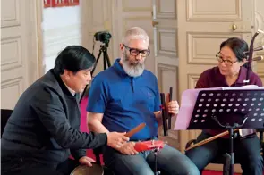  ??  ?? Un élève s’initie aux instrument­s de musique traditionn­els chinois.