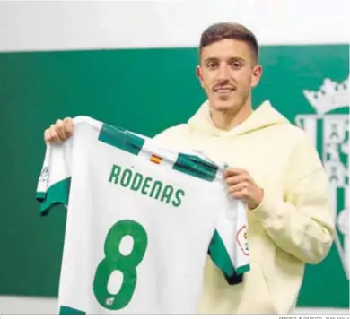  ?? REPORTAJE GRÁFICO: JUAN AYALA ?? Alberto Ródenas posa con la camiseta del Córdoba CF y el dorsal número 8 que lucirá.