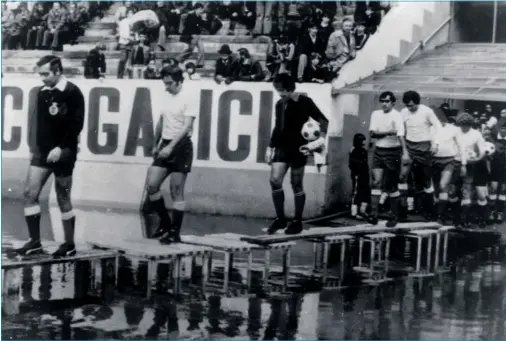  ??  ?? SOBRE EL AGUA. Cuando el río Lagares se desbordaba por el temporal, los equipos accedían al césped de Balaídos utilizando unas tarimas...