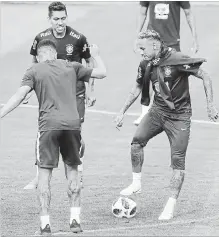  ?? ANDRE PENNER THE ASSOCIATED PRESS ?? Brazilian superstar Neymar, right, practises during a training session in Sochi, Russia, on Tuesday.