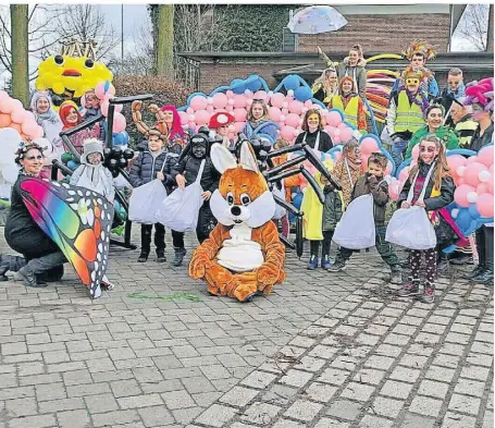  ?? FOTO: TKK ?? Die Gruppe von Nitsche & Ahlers Ballonkuns­t mit ihrem Motto „Blumenwies­e“wurde mit dem ersten Preis beim Wettbewerb ausgezeich­net.