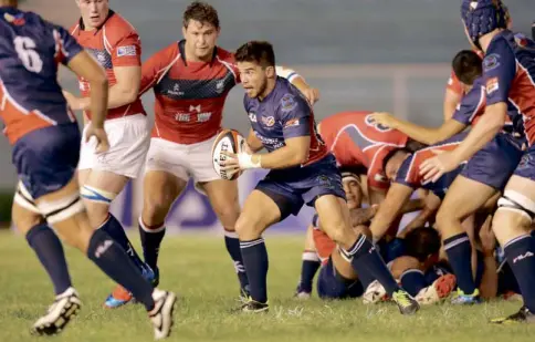  ?? HIRO/RJP ?? PHILIPPINE­S scrum-half James Price looks to distribute the football in the game against Hong Kong Saturday night.