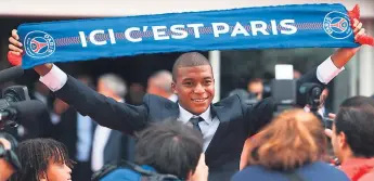  ??  ?? FELIZ. Kylian Mbappé exhibe la bufanda del PSG.