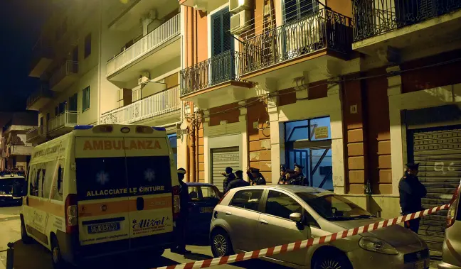  ??  ?? Sul luogo del crimine L’ambulanza del 118 e i carabinier­i sul luogo del delitto, domenica sera a Bari (foto Arcieri)