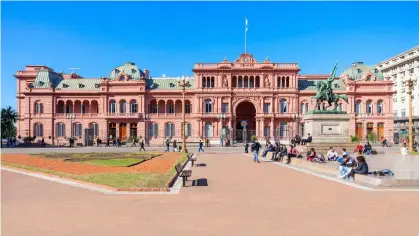 ?? PHOTOS: © SAIKO3P | DREAMSTIME.COM, © ROBERT MULLAN | DREAMSTIME.COM ?? Grand Design: Casa Rosada, the executive mansion and office of the president of Argentina (above); and El Ateneo Grand Splendid, a 100-year-old theater converted into a bookstore (left)