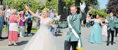  ?? Foto: Manuela Puls ?? Strahlende Majestäten bei strahlend schönem Wetter: Anna Saggel und Janek Güthoff regieren in Tietelsen.