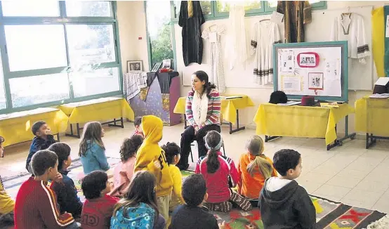  ??  ?? Die Volksschul­kinder lernen in vier Extrastund­en pro Woche über die beiden Völker, ihre Geschichte und die drei Weltreligi­onen.