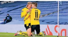  ?? FOTO: LINDSEY PARNABY/DPA ?? Dortmunds Marco Reus (r.) jubelt mit Erling Haaland über seinen Treffer zum zwischenze­itlichen 1:1 gegen Manchester City.