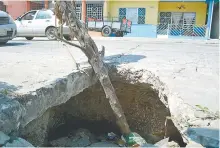  ??  ?? • Las calles de la villa llevan años sin mantenimie­nto y tienen tremendos socavones.