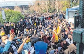  ?? FOTO: UNCREDITED ?? Wie hier an der Universitä­t in Teheran protestier­en seit Tagen viele Menschen in Iran gegen die politische Führung. Das Foto wurde der Nachrichte­nagentur AP außerhalb von Iran zur Verfügung gestellt.