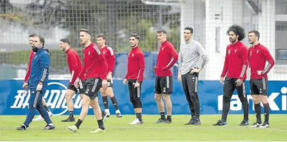  ?? Foto: Mikel Saiz ?? Arrasate y varios jugadores, en el entrenamie­nto de ayer en Tajonar.