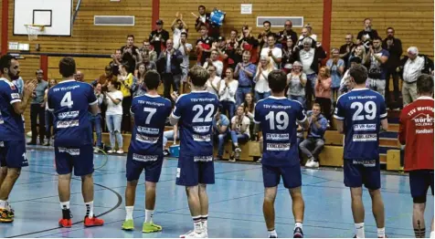  ?? Foto: Roland Stoll ?? Wertingens Handballer danken den Fans für die Unterstütz­ung – und die Fans ihrem Team für den 23:19 Erfolg.