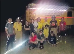  ??  ?? Un final feliz tuvo el extravío de cuatro personas en el cerro Santo Tomás de Paraguarí anoche, cuando lograron descender con los bomberos voluntario­s.