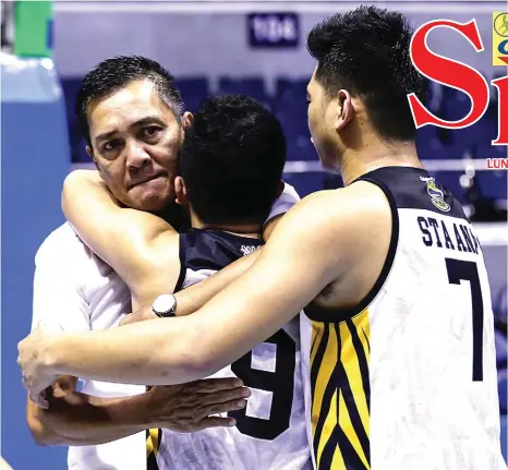  ?? RIO DELUVIO ?? SALAMAT! Niyakap ni UST coach Boy Sablan ang kanyang player matapos makalusot sa pagkabokya sa UAAP men’s basketball.