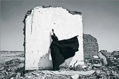  ?? ISABEL MUÑOZ. ?? Foto tomada después del devastador terremoto que sacudió la ciudad iraní de Bam en el 2003