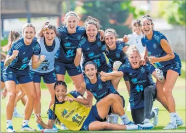  ?? ?? Las jugadoras del Madrid y del Barcelona comparten vestuario en la Selección.