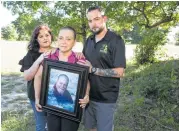  ?? Jose Yau ?? Sandra McCollum holds a portrait of her husband, Larry, with his kids, Stephanie Kingrey and Stephen McCollum.