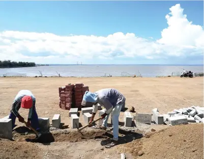  ?? ROBERTUS RISKY/JAWA POS ?? TAHAP TERAKHIR 2020: Pekerja mulai membangun jalan paving di tanggul laut Kejawan Lor, Bulak, kemarin.